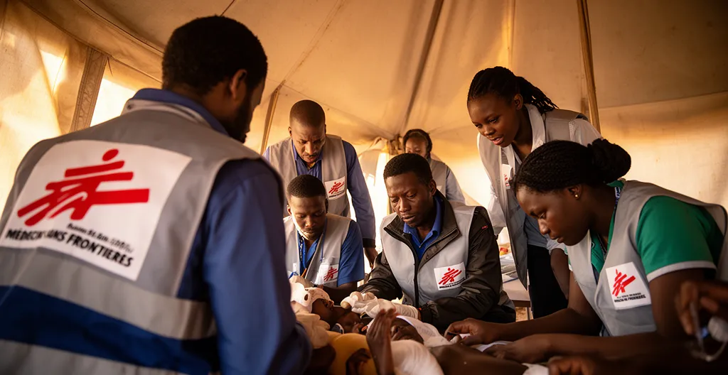Personnel médical MSF prodiguant des soins à des patients sur le terrain